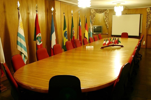 Sala Firenze com mesa executiva oval