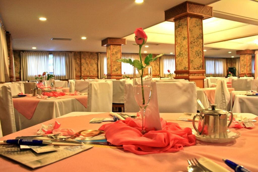 Salão Rosa preparado para banquete